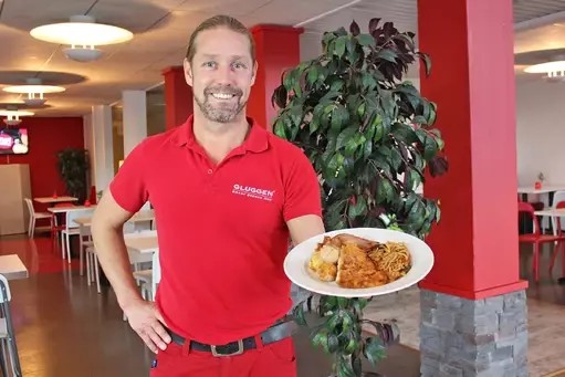 Johan Björklund presenterar Gävles billigaste lunchbuffé som serveras på Gluggen Hemsta i Gävle.