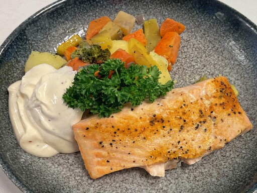 Fredagstipset: Laxfilé med rostade grönsaker, smör samt dill potatis och citroncremé​